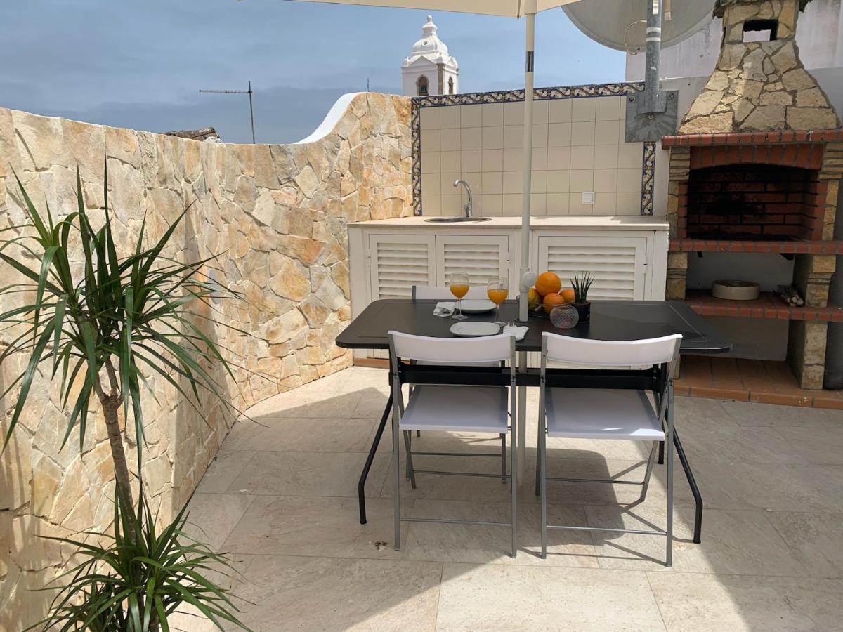 House With A Bbq Terrace In The Centre Of Lagos Exterior photo