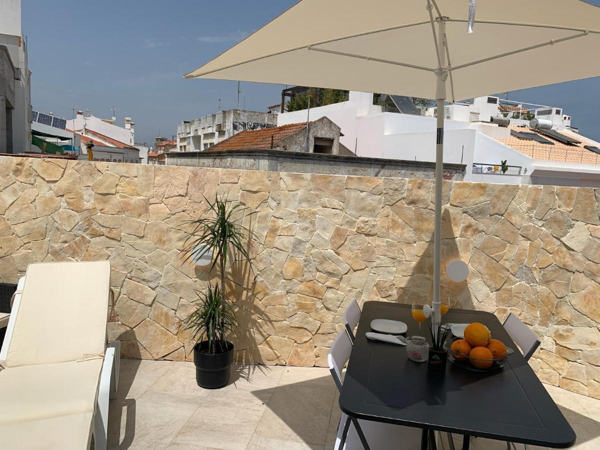 House With A Bbq Terrace In The Centre Of Lagos Exterior photo